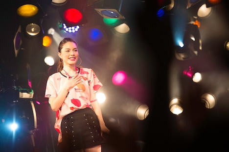 アンコールでの安田レイ。（Photo by Satoshi Hata）