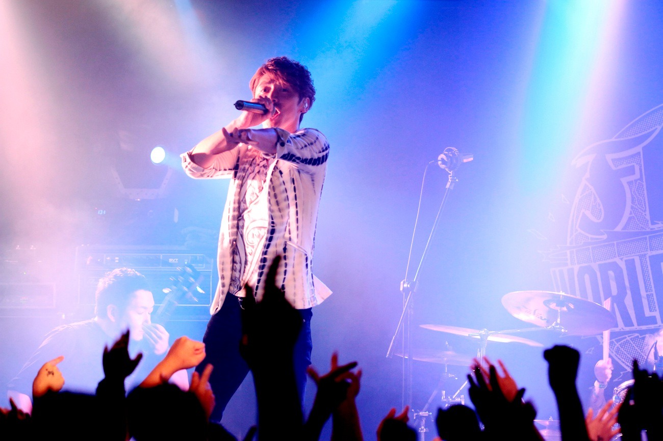 KEIGO（Vo）（写真提供：アミューズ）