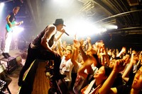 FLOW「FLOW WORLD TOUR 2015 極 -kiwami-」台湾・台北 The Wall公演の様子。（写真提供：アミューズ）