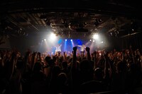 FLOW「FLOW WORLD TOUR 2015 極 -kiwami-」台湾・台北 The Wall公演の様子。（写真提供：アミューズ）