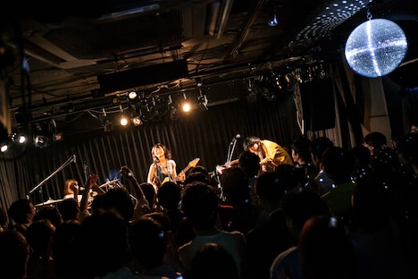 Mayu「Mayuです！バンドでゆく、改名ごあいさツアー!!」東京・LOOP ANNEX公演の様子。（撮影：Atsushi Ito）