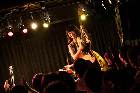 Mayu「Mayuです！バンドでゆく、改名ごあいさツアー!!」東京・LOOP ANNEX公演の様子。（撮影：Atsushi Ito）