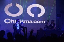 Charisma.com（写真提供：ワーナーミュージック・ジャパン）