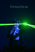 指先からレーザーを飛ばすいつか。（写真提供：ワーナーミュージック・ジャパン）