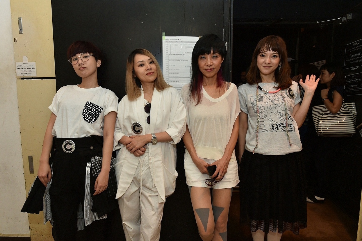 左からいつか、羽鳥美保、本田ゆか、ゴンチ。（写真提供：ワーナーミュージック・ジャパン）
