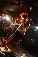 佐久間公平（G, Cho / Helsinki Lambda Club）（撮影：高田真希子）