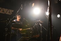 アベヨウスケ（Dr, Cho / Helsinki Lambda Club）（撮影：高田真希子）