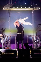 10年前に残していったジャケットを羽織るTERU。（撮影：岡田裕介 ）