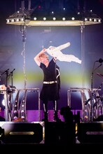 10年前に残していったジャケットを羽織るTERU。（撮影：岡田裕介 ）