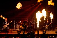 「BLACK MONEY」演奏中のJIRO（B）とHISASHI（G）。（撮影：岡田裕介）