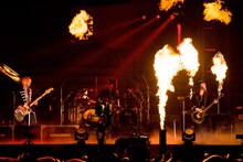 「BLACK MONEY」演奏中のJIRO（B）とHISASHI（G）。（撮影：岡田裕介）