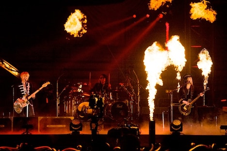 「BLACK MONEY」演奏中のJIRO（B）とHISASHI（G）。（撮影：岡田裕介）