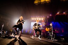 アコースティックセットで演奏するHISASHI、JIRO、TAKURO。（撮影：岡田裕介 ）