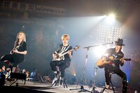 アコースティックセットで演奏をするHISASHI（G）、JIRO（B）、TAKURO（G）。（撮影：岡田裕介）
