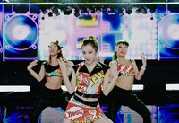 板野友美「Gimme Gimme Luv」MVのワンシーン。