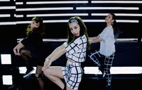 板野友美「Gimme Gimme Luv」MVのワンシーン。