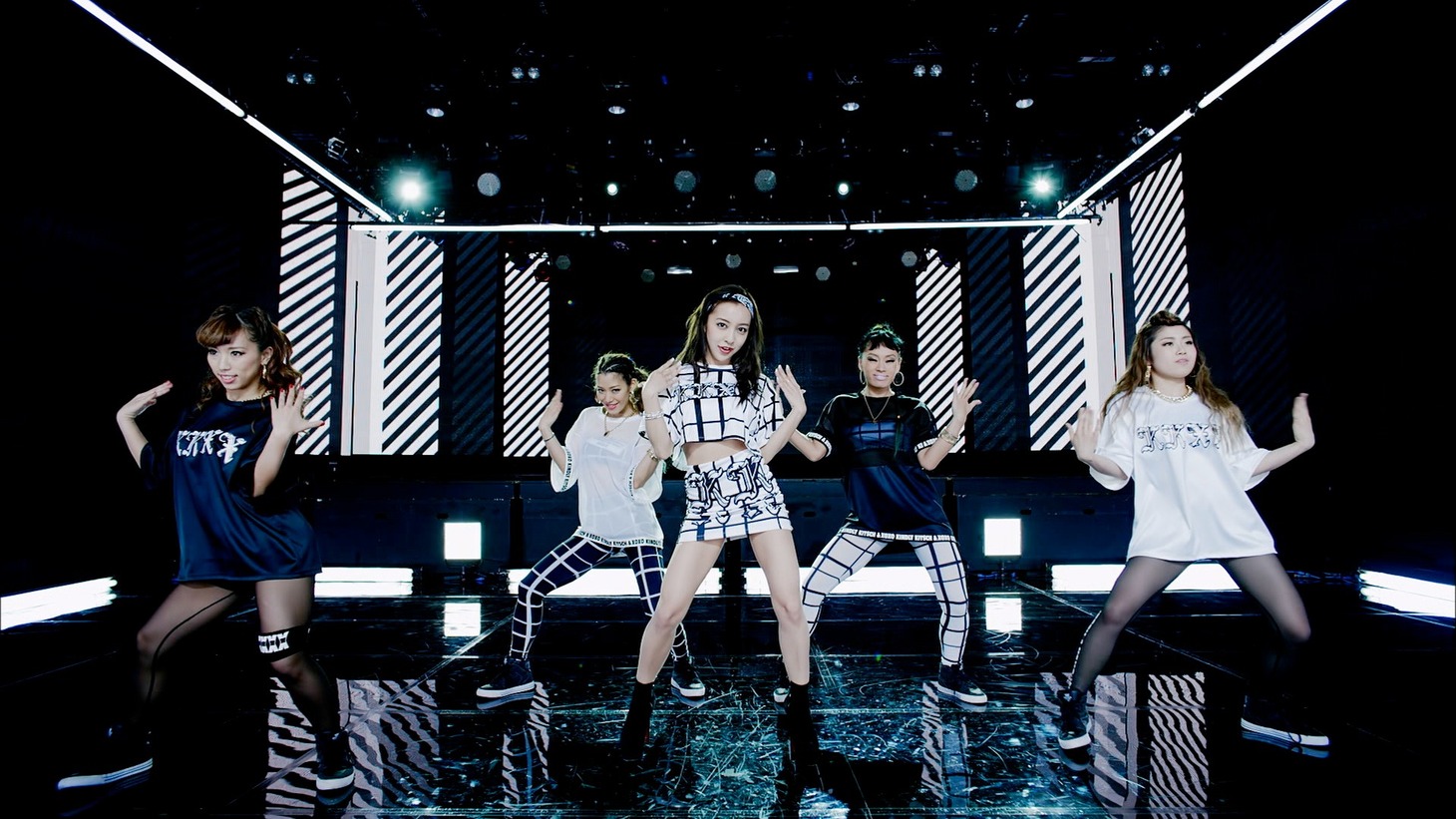 板野友美「Gimme Gimme Luv」MVのワンシーン。