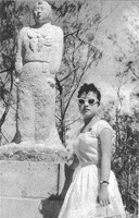 1956年、返還前の沖縄でコンサートを開催し、ひめゆりの塔を訪れた美空ひばり。 (c)TBS