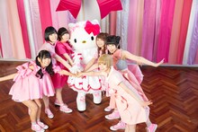 円陣を組むポケムヒもったでんぱ組.incと、ハローキティ。  (c)1976, 2015 SANRIO CO., LTD. APPROVAL NO. G553372