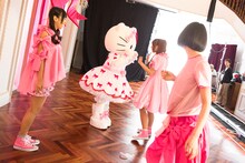 撮影の合間に戯れるポケムヒもったでんぱ組.incと、ハローキティのメンバー。  (c)1976, 2015 SANRIO CO., LTD. APPROVAL NO. G553372