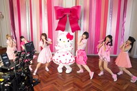 MV撮影中のポケムヒもったでんぱ組.incと、ハローキティ。  (c)1976, 2015 SANRIO CO., LTD. APPROVAL NO. G553372
