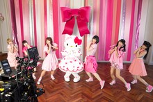 MV撮影中のポケムヒもったでんぱ組.incと、ハローキティ。  (c)1976, 2015 SANRIO CO., LTD. APPROVAL NO. G553372