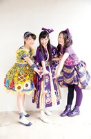 Team紫しきぶ。左から真山りか、高城れに、大黒柚姫。