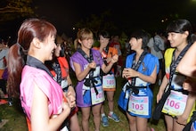 徹夜してメンバー全員分のミサンガを作ってきた佐藤綾乃。