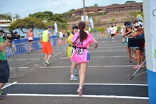 2区に到着し佐保明梨にタスキを渡す古川小夏。