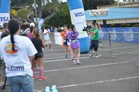 2区に到着し佐藤綾乃にタスキを渡す関根梓。