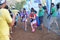 3区に到着し仙石みなみにタスキを渡す佐藤綾乃。