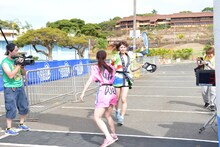 6区に到着し古川小夏にタスキを渡す森咲樹。