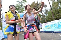 ゴールしたチーム・超はやぶさの佐保明梨、古川小夏、森咲樹。