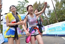 ゴールしたチーム・超はやぶさの佐保明梨、古川小夏、森咲樹。