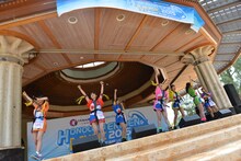 アップアップガールズ（仮）によるライブの様子。