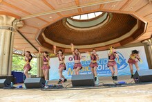 アップアップガールズ（仮）によるライブの様子。