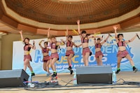 アップアップガールズ（仮）によるライブの様子。