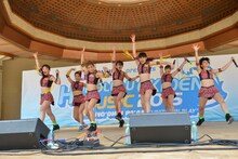 アップアップガールズ（仮）によるライブの様子。