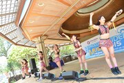 アップアップガールズ（仮）によるライブの様子。