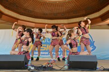 アップアップガールズ（仮）によるライブの様子。