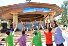 アップアップガールズ（仮）によるライブの様子。