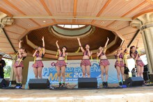 アップアップガールズ（仮）によるライブの様子。