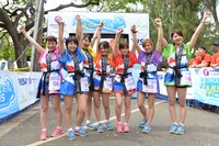 全員でゴールし記念撮影を行うアップアップガールズ（仮）。