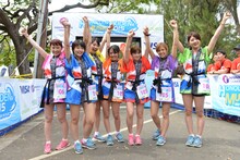 全員でゴールし記念撮影を行うアップアップガールズ（仮）。