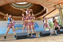 アップアップガールズ（仮）によるライブの様子。