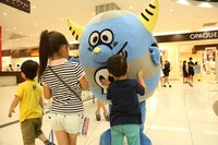 こんどうようぢデザインのオリジナルキャラクター・よぢよぢくん。 （撮影：和出巧）