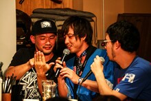 キュウソネコカミのマネージャー・はいから氏（左）とU太（ / 中央 / 四星球）。（撮影：渡邉一生）