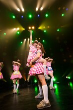 「PASSPO☆ ワンマンフライトツアー2015 ～More Attention～」東京・赤坂BLITZ公演の様子。（撮影：塚原孝顕）