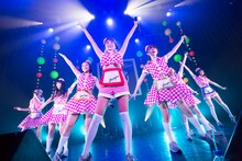 「PASSPO☆ ワンマンフライトツアー2015 ～More Attention～」東京・赤坂BLITZ公演の様子。（撮影：塚原孝顕）