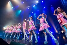「PASSPO☆ ワンマンフライトツアー2015 ～More Attention～」東京・赤坂BLITZ公演の様子。（撮影：塚原孝顕）